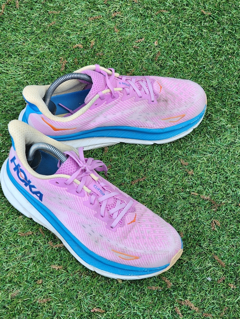 HOKA CLIFTON 9 - Womens Athletic Shoes - SIZE 9.5B  ((Please See All Pictures))